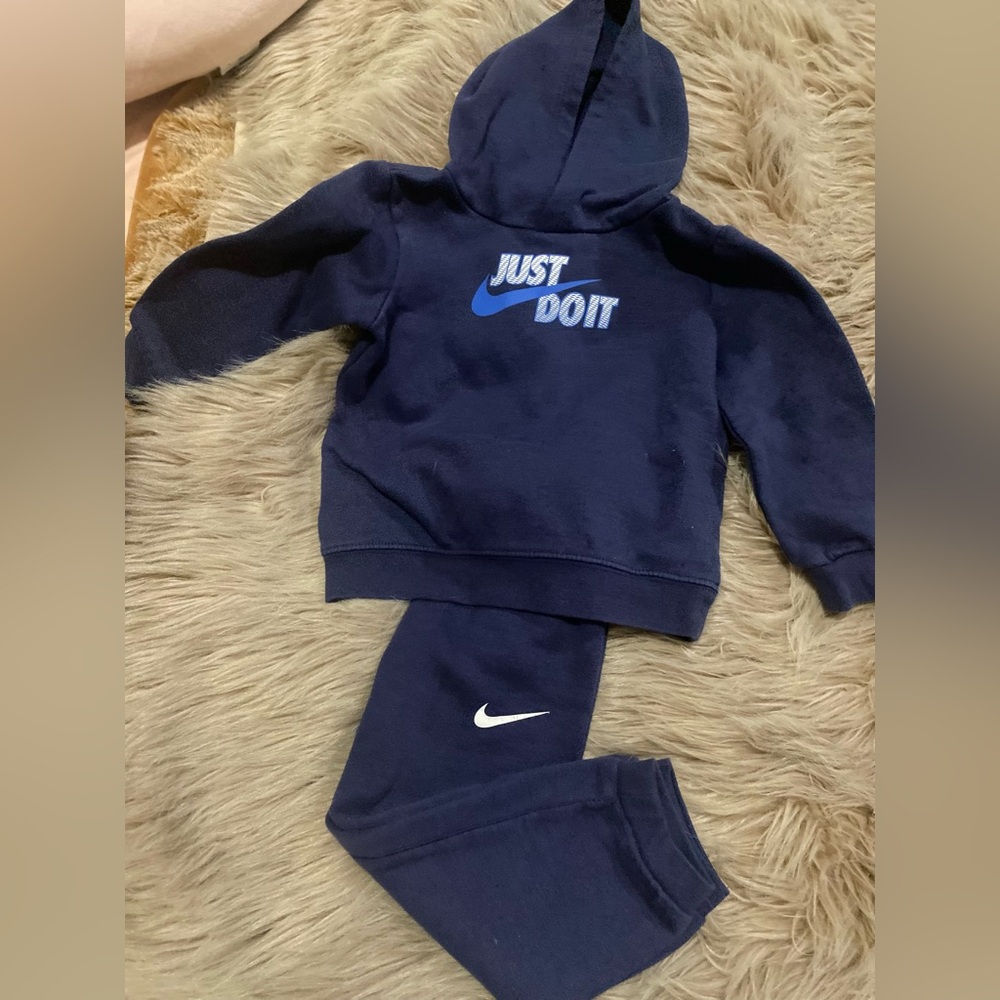Like new navy blue Nike sweatsuit in size 24 months